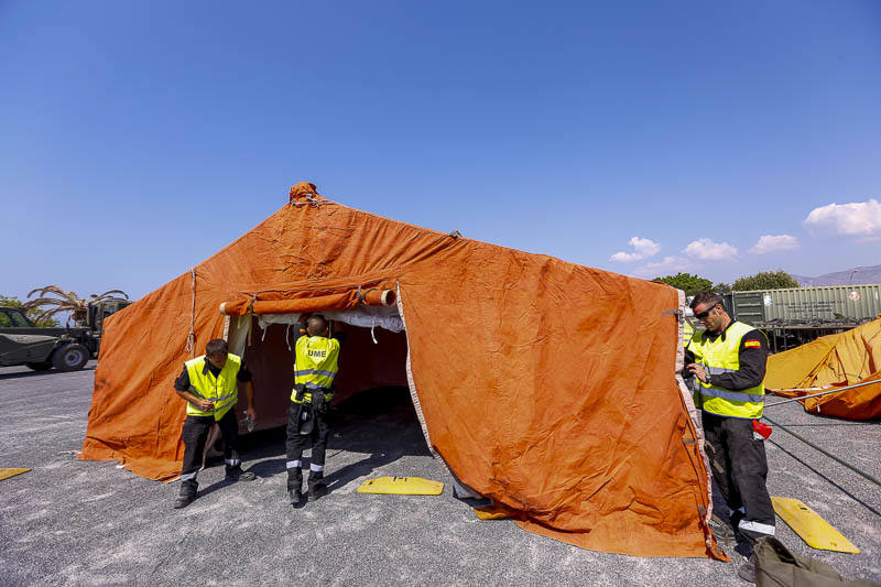 En apenas unas horas han montado las 13 tiendas para el alojamiento de los inmigrantes, con diez literas en cada una, otras cuatro tiendas con mobiliario que se utilizarán como comedor y dos carpas más para oficinas donde la Policía Nacional realizará su trabajo