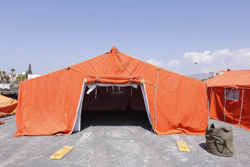 En apenas unas horas han montado las 13 tiendas para el alojamiento de los inmigrantes, con diez literas en cada una, otras cuatro tiendas con mobiliario que se utilizarán como comedor y dos carpas más para oficinas donde la Policía Nacional realizará su trabajo
