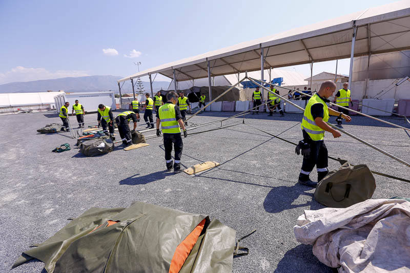 En apenas unas horas han montado las 13 tiendas para el alojamiento de los inmigrantes, con diez literas en cada una, otras cuatro tiendas con mobiliario que se utilizarán como comedor y dos carpas más para oficinas donde la Policía Nacional realizará su trabajo