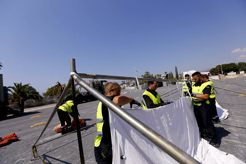 En apenas unas horas han montado las 13 tiendas para el alojamiento de los inmigrantes, con diez literas en cada una, otras cuatro tiendas con mobiliario que se utilizarán como comedor y dos carpas más para oficinas donde la Policía Nacional realizará su trabajo