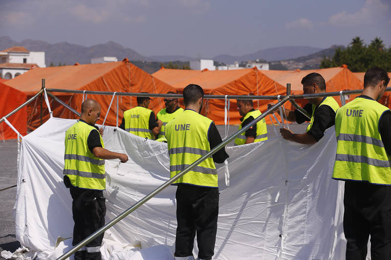 En apenas unas horas han montado las 13 tiendas para el alojamiento de los inmigrantes, con diez literas en cada una, otras cuatro tiendas con mobiliario que se utilizarán como comedor y dos carpas más para oficinas donde la Policía Nacional realizará su trabajo