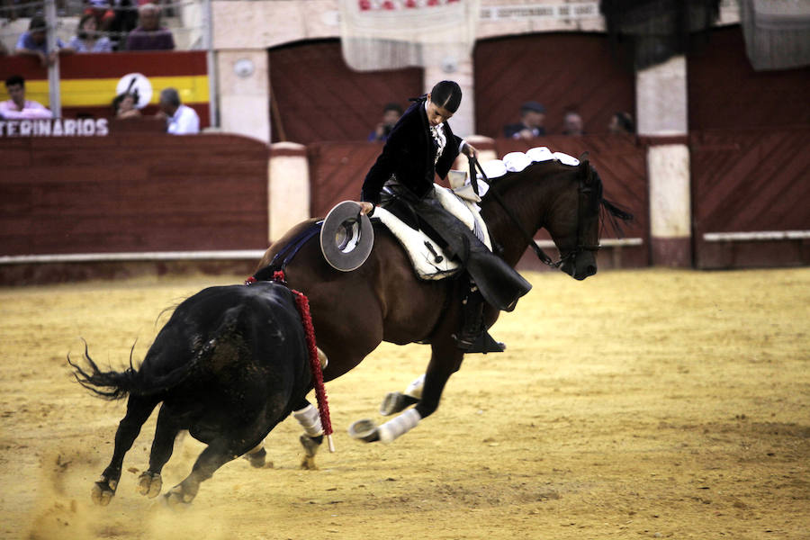 Puerta grande a lo superficial para Pablo y Guillermo Hermoso y Lea Vicens, que cortaron ocho orejas, en la última de la feria taurina de Almería en 2018