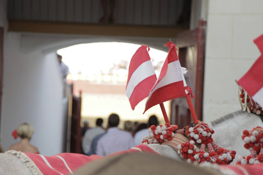 Puerta grande a lo superficial para Pablo y Guillermo Hermoso y Lea Vicens, que cortaron ocho orejas, en la última de la feria taurina de Almería en 2018