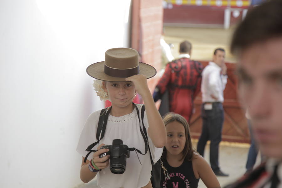 Puerta grande a lo superficial para Pablo y Guillermo Hermoso y Lea Vicens, que cortaron ocho orejas, en la última de la feria taurina de Almería en 2018