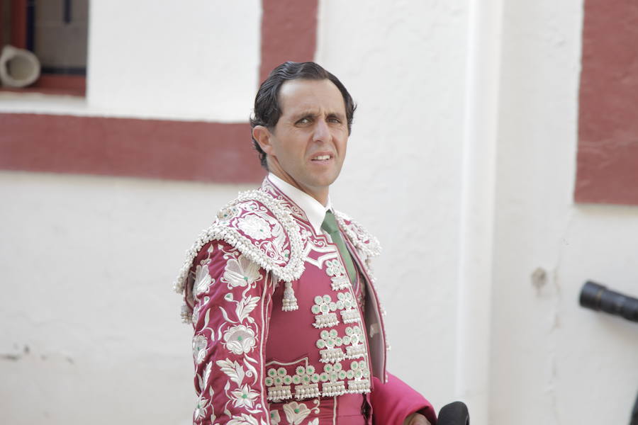 Puerta grande a lo superficial para Pablo y Guillermo Hermoso y Lea Vicens, que cortaron ocho orejas, en la última de la feria taurina de Almería en 2018