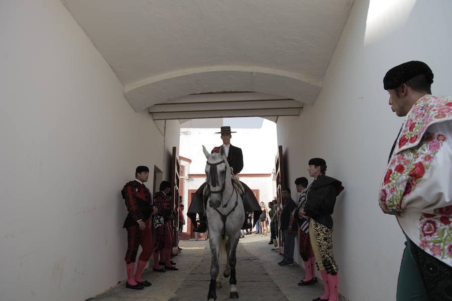 Puerta grande a lo superficial para Pablo y Guillermo Hermoso y Lea Vicens, que cortaron ocho orejas, en la última de la feria taurina de Almería en 2018