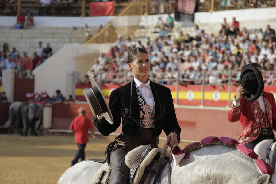 Puerta grande a lo superficial para Pablo y Guillermo Hermoso y Lea Vicens, que cortaron ocho orejas, en la última de la feria taurina de Almería en 2018