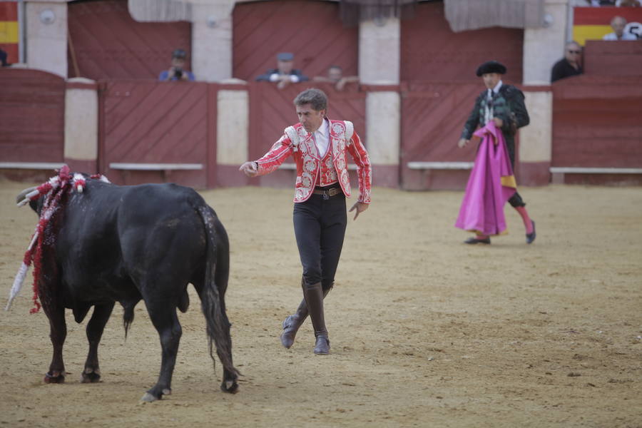 Puerta grande a lo superficial para Pablo y Guillermo Hermoso y Lea Vicens, que cortaron ocho orejas, en la última de la feria taurina de Almería en 2018