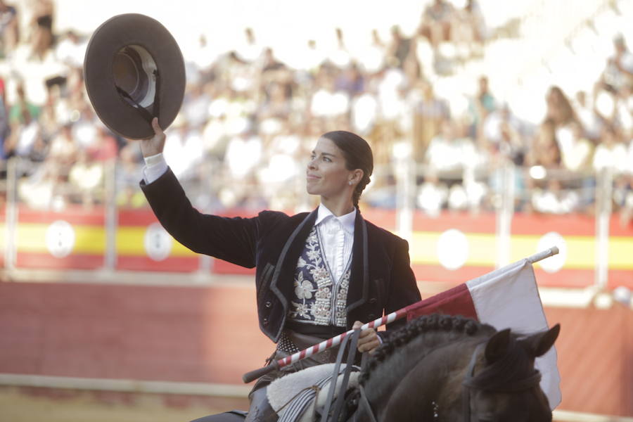 Puerta grande a lo superficial para Pablo y Guillermo Hermoso y Lea Vicens, que cortaron ocho orejas, en la última de la feria taurina de Almería en 2018