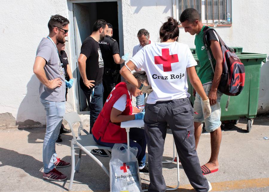 Un inmigrante de las dos últimas pateras llegadas este sábado a Motril a las puertas del CATE donde fueron internados. 
