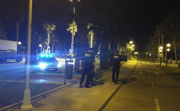 Agentes de Policía controlan la zona donde se hacía botellón