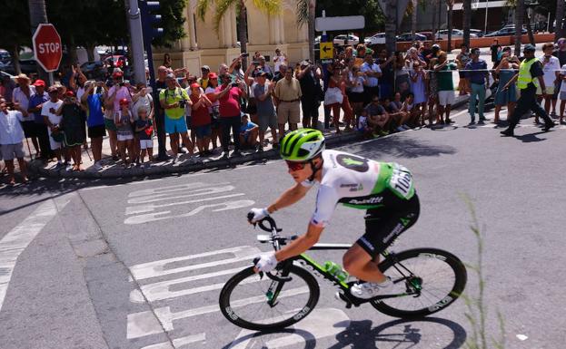 El ganador de la etapa, Ben King, a su paso por Almuñécar.