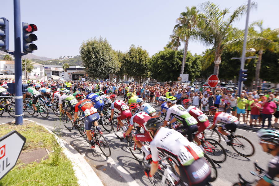 La ronda ciclista se introduce en la Costa de Granada desde Málaga