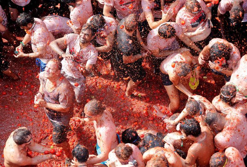 Unas 20.000 personas han lanzado 145.000 kilos de tomate en las fiestas de la localidad valenciana.