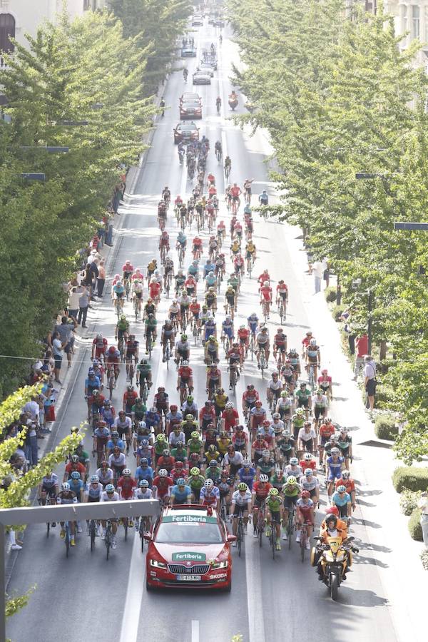 Impresionantes imágenes del pelotón de ciclistas abandonando la capital de la Alhambra
