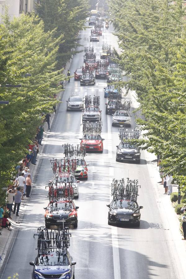 Impresionantes imágenes del pelotón de ciclistas abandonando la capital de la Alhambra