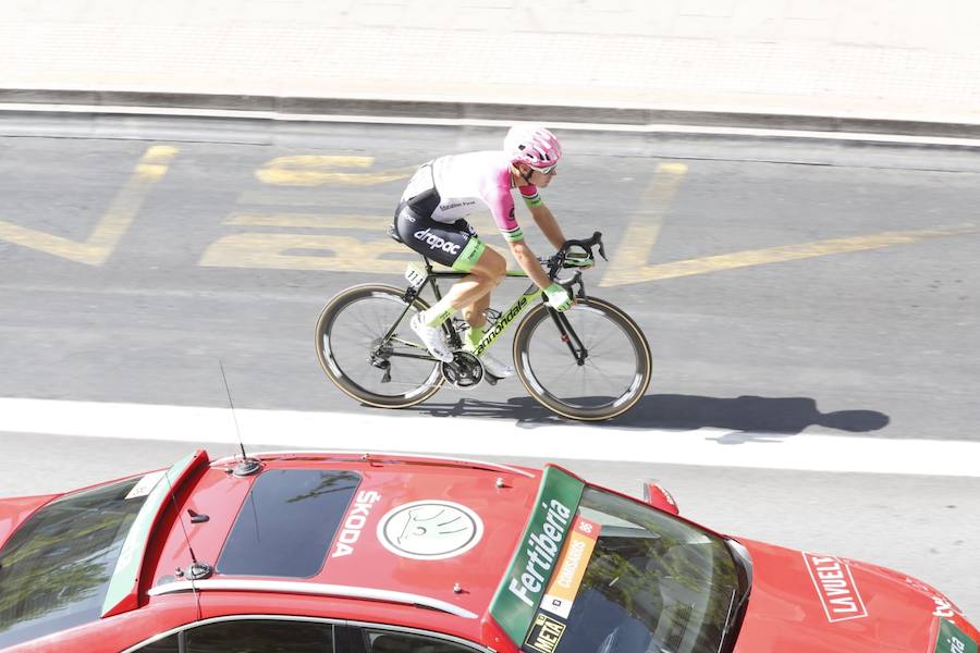 Impresionantes imágenes del pelotón de ciclistas abandonando la capital de la Alhambra