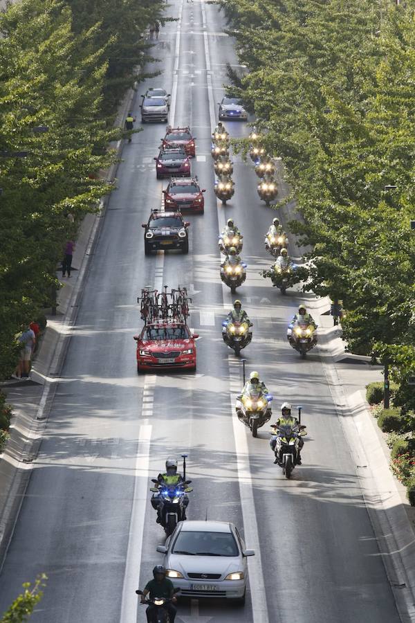 Impresionantes imágenes del pelotón de ciclistas abandonando la capital de la Alhambra