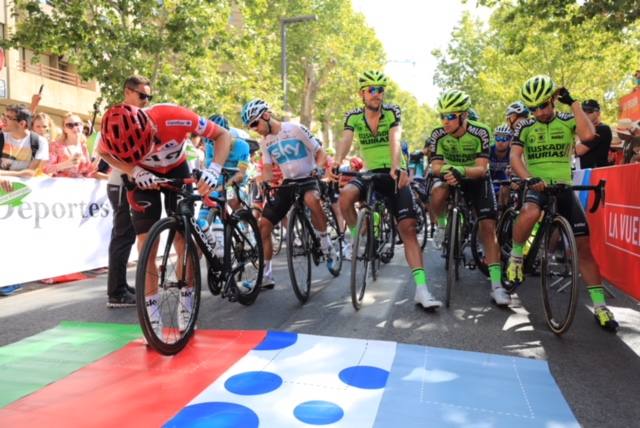 Aluvión de personas en la salida de la carrera desde la capital