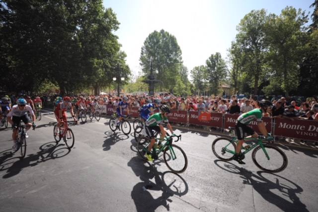 Aluvión de personas en la salida de la carrera desde la capital