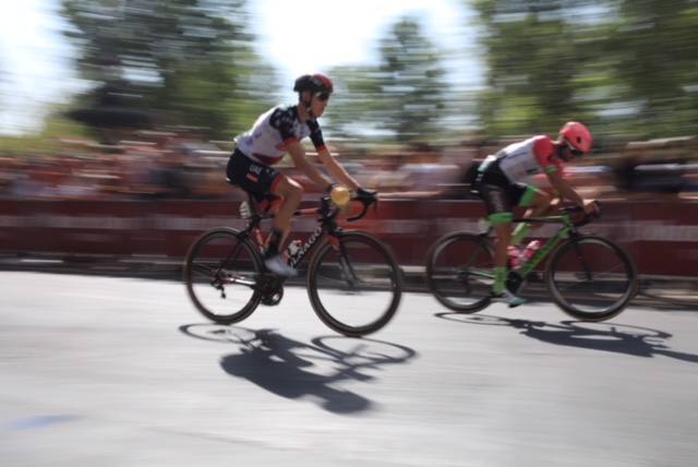 Aluvión de personas en la salida de la carrera desde la capital