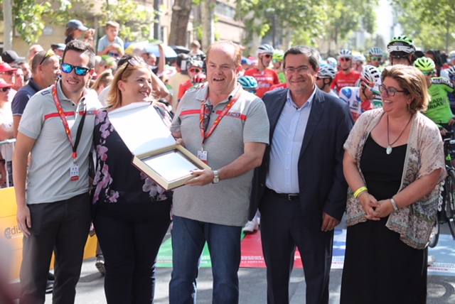 Aluvión de personas en la salida de la carrera desde la capital
