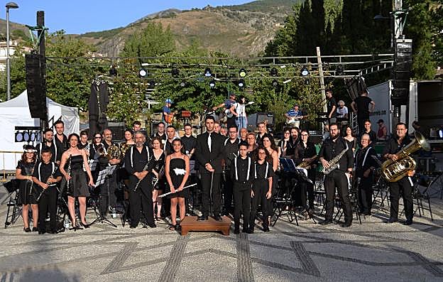 Integrantes de la Banda de Música de Cájar-Monachil, antes de un concierto en el Molino de los Aragones (Monachil).