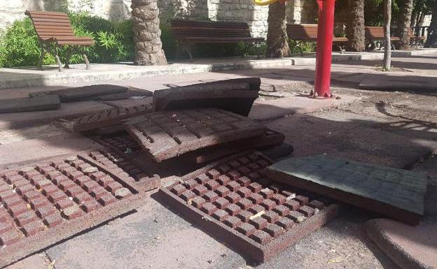 El Ayuntamiento de Jaén anuncia que reparará los daños causados por «actos vandálicos» en la plaza Cruz Rueda