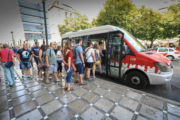 Vecinos del Albaicín piden soluciones al colapso turístico de los autobuses