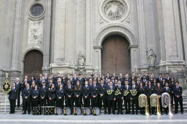 Integrantes de la Asociación Musical San Isidro de Armilla posan delante de la Catedral de Granada. 