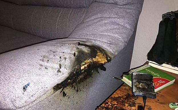 El movil abrasado, a la derecha, junto al sillón que ardió parcialmente. 