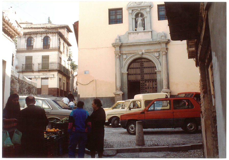 Cuando se podía aparcar en la placeta de San Gregorio. Una imagen de 1994