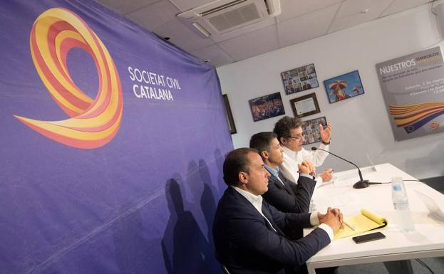 l presidente de Societat Civil Catalana, José Rosiñol (c), acompañado del vicepresidente Alex Ramos (d) y el abogado Óscar Arredondo (i) durante la presentación de una nueva iniciativa. 