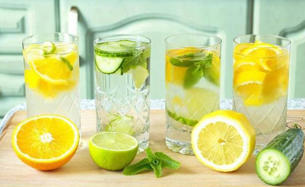 ¿Es realmente bueno tomar agua con limón? Esto es lo que provoca en tu cuerpo