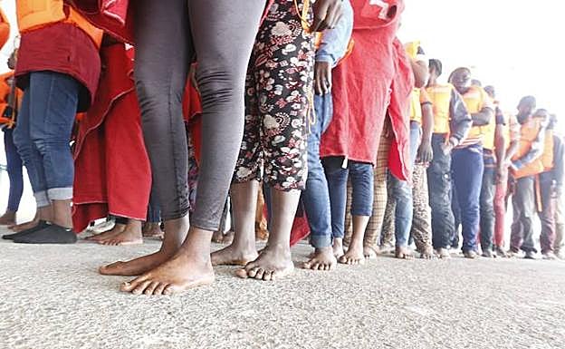 Llegada de la embarcación al puerto de Motril.