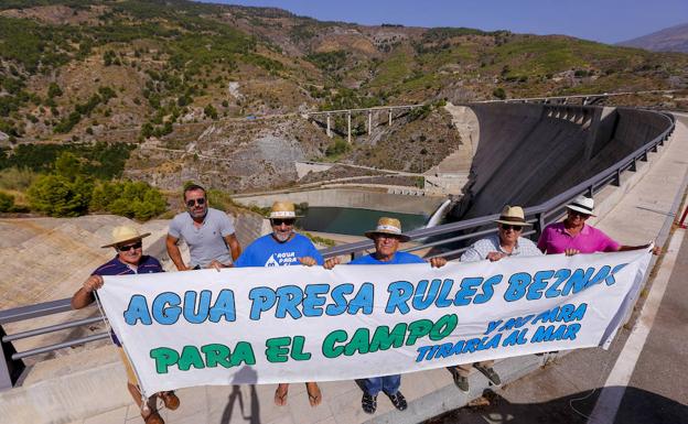 Miembros de la asociación, en la presa de Rules.