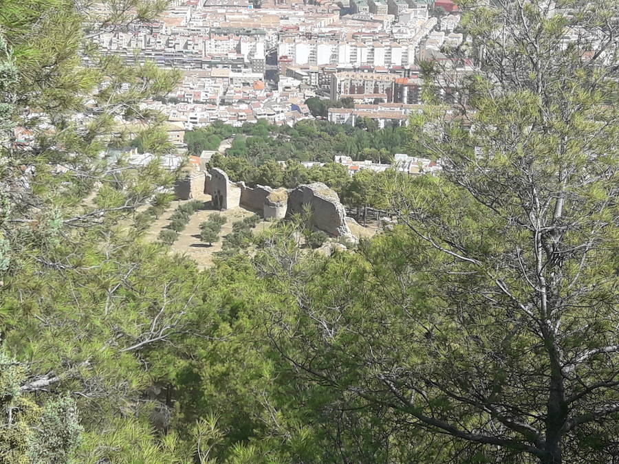 Durante siglos, el Castillo de Santa Catalina ha hospedado a nobles, reyes y vasallos, siendo testigo de la historia de la capital