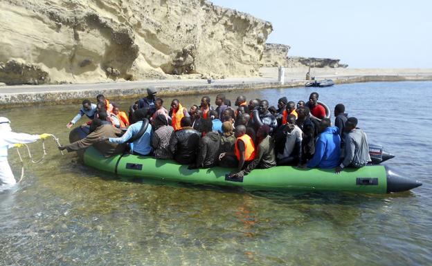 Inmigrantes desembarcan en la Isla de Alborán.
