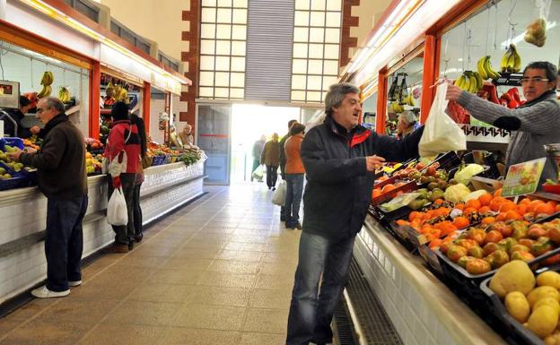 Un cliente comprando productos frescos. 