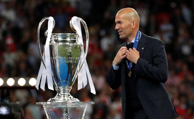 Zinedine Zidane, con el último trofeo de la Champions conquistado. 