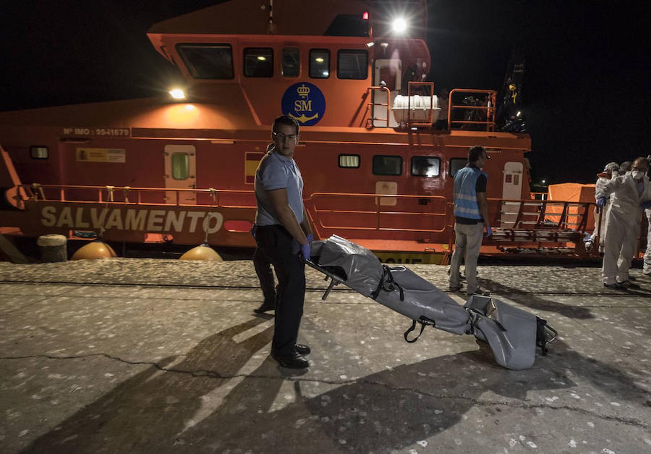 Las dos embarcaciones en las que navegaban estaban siendo buscadas desde esta mañana cuando se recibió un aviso de la salida de las pateras desde el norte de Marruecos