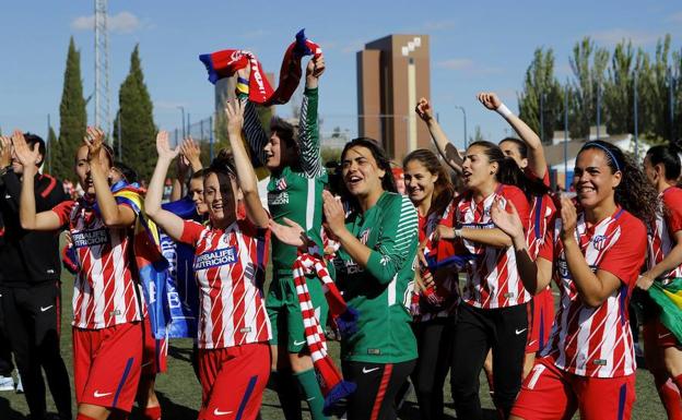 Las jugadoras del Atlético celebran el título de la pasada temporada.