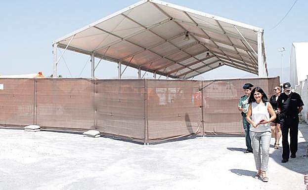 La subdelegada Inmaculada López Calahorro en su visita al Cate nuevo. 