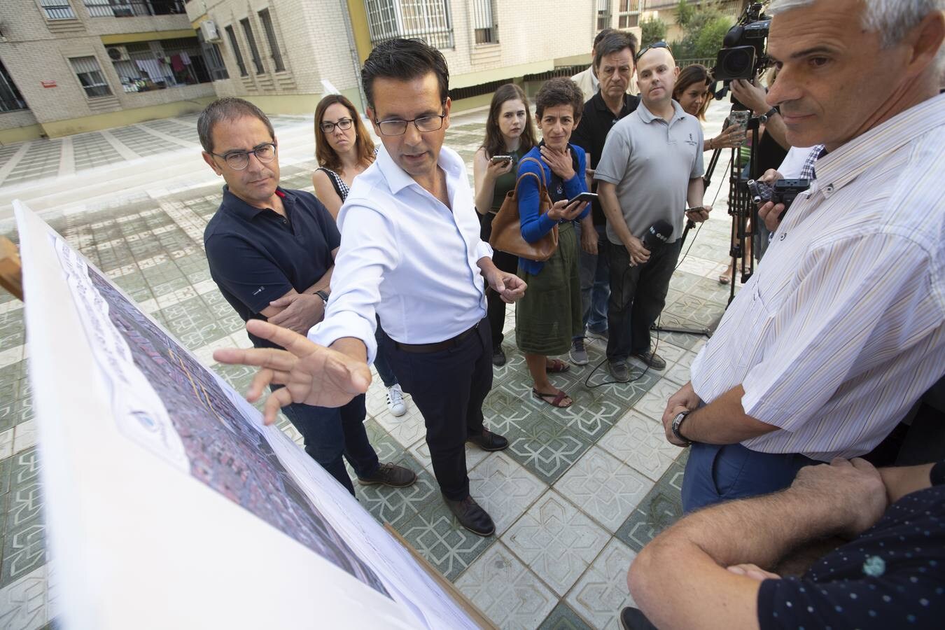 El alcalde de Granada, Francisco Cuenca, y el gerente de Emasagra, Federico Sánchez, presentan el proyecto de remodelación de la Carretera de Málaga