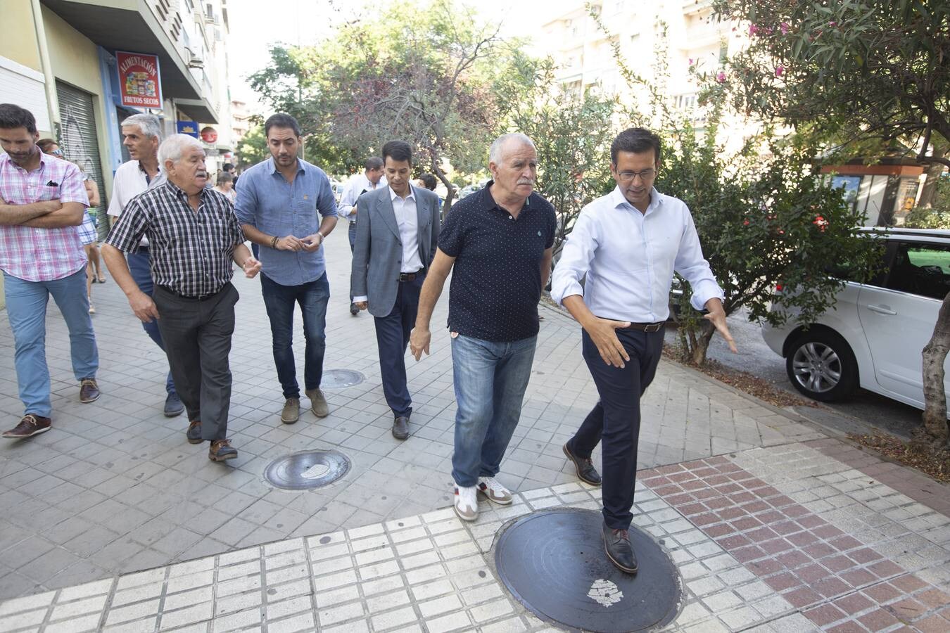 El alcalde de Granada, Francisco Cuenca, y el gerente de Emasagra, Federico Sánchez, presentan el proyecto de remodelación de la Carretera de Málaga