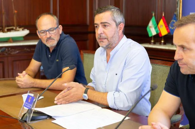 Juan Antonio Lorenzo, portavoz del PSOE en la Diputación, durante la rueda de prensa.