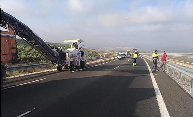 Operarios durante los trabajos de fresado en el sentido Úbeda, a la altura de Baeza, en la A-316.