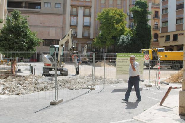 Máquinas rompiendo el suelo actual del lateral de la plaza Deán Mazas, ayer.