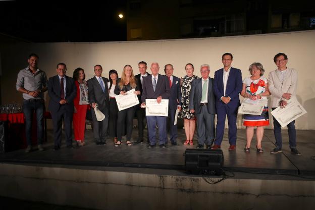 Los vecinos premiados posan tras la entrega de los galardones.