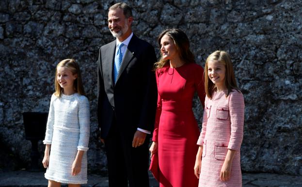 La princesa Leonor, junto a los Reyes y la infanta Sofía. 